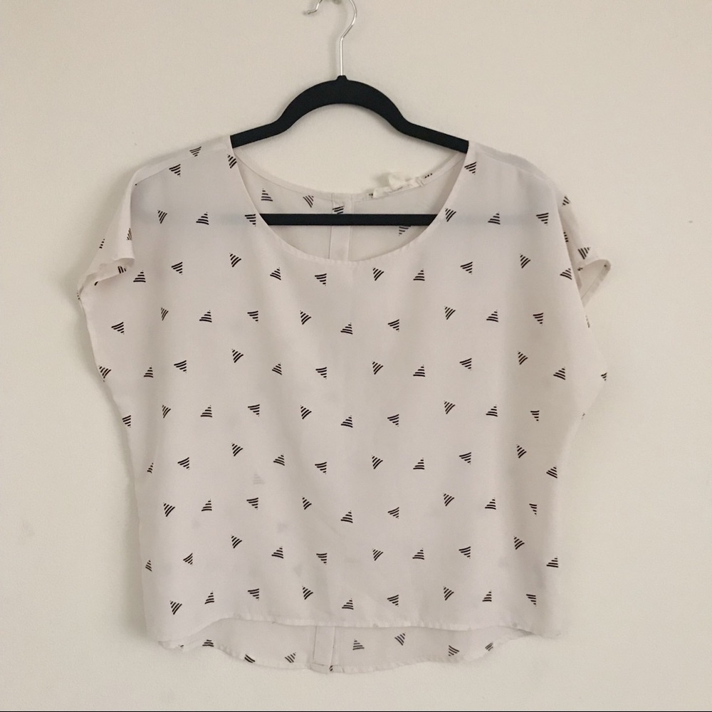 Forever 21 women’s triangle print blouse in cream & black size M